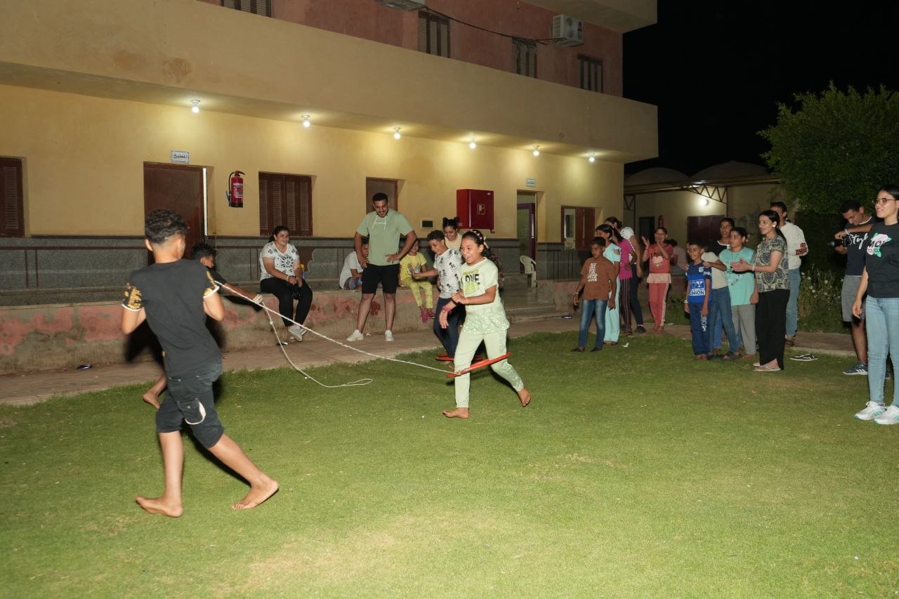 أطفال كنوز يشاركون في ألعاب جماعية في الهواء الطلق