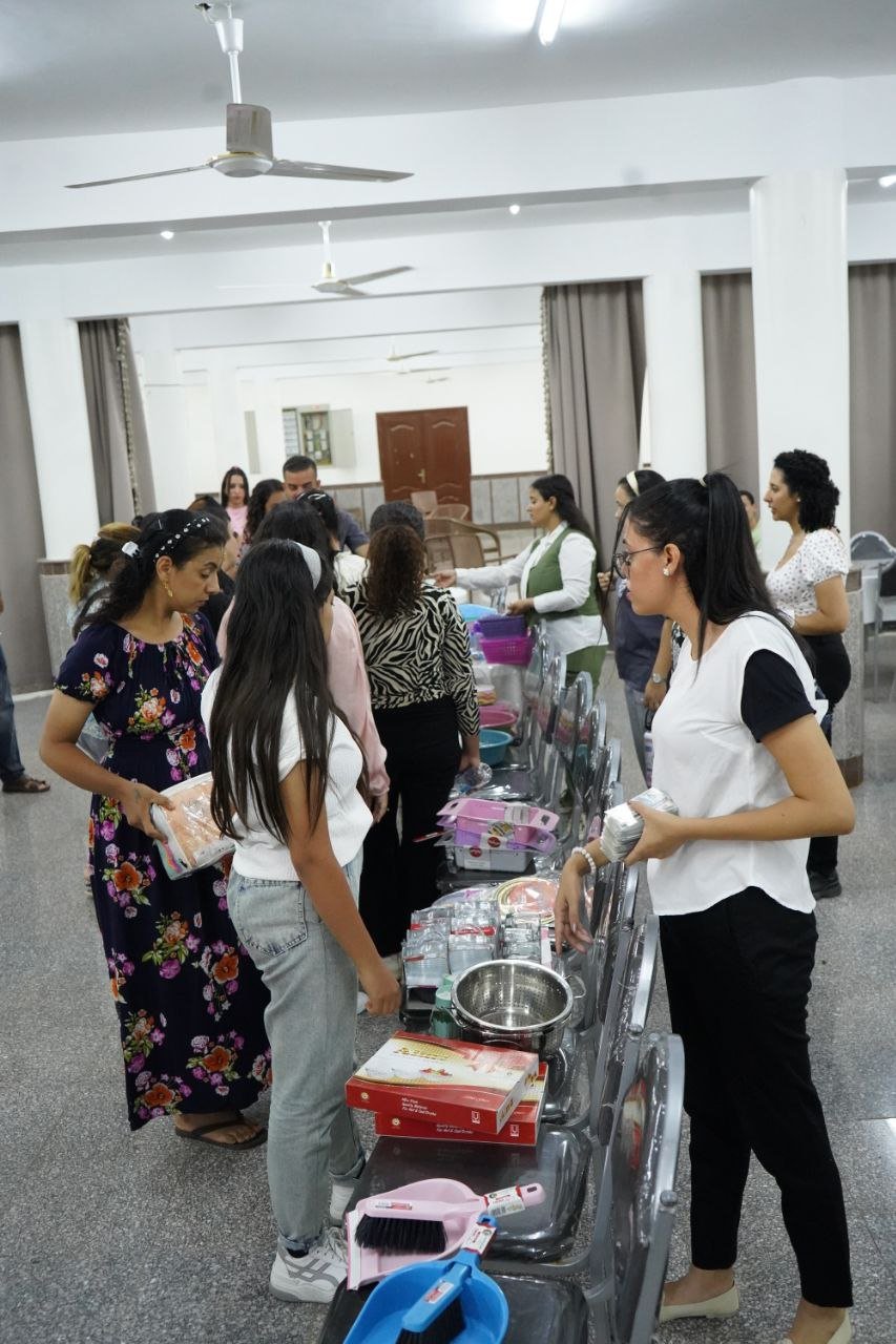 السيدات مع فريق الخدمة أثناء توزيع الهدايا